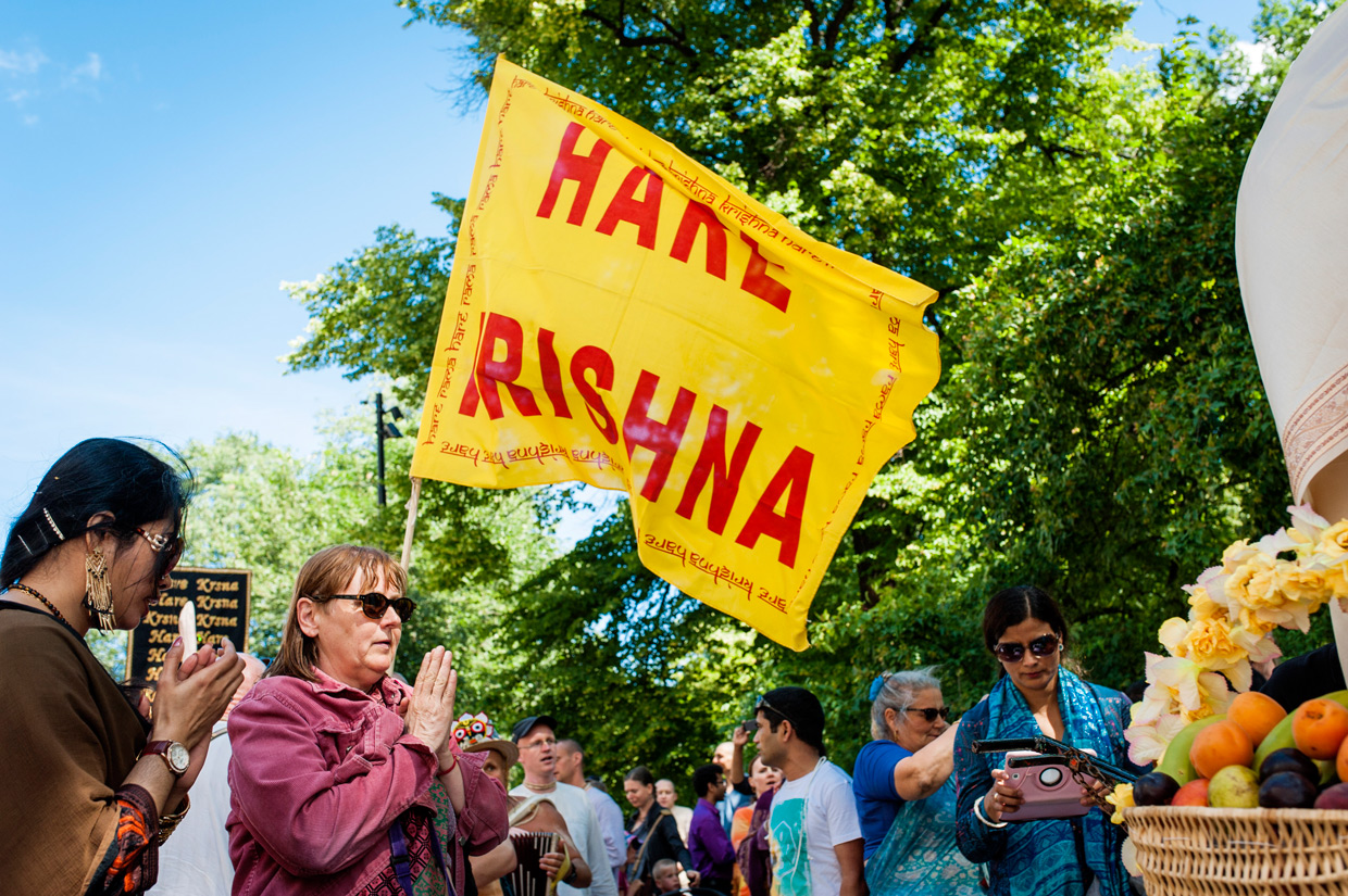 hjorthmedh-new-lens-hare-krishna-parade-praying-woman-and-flag