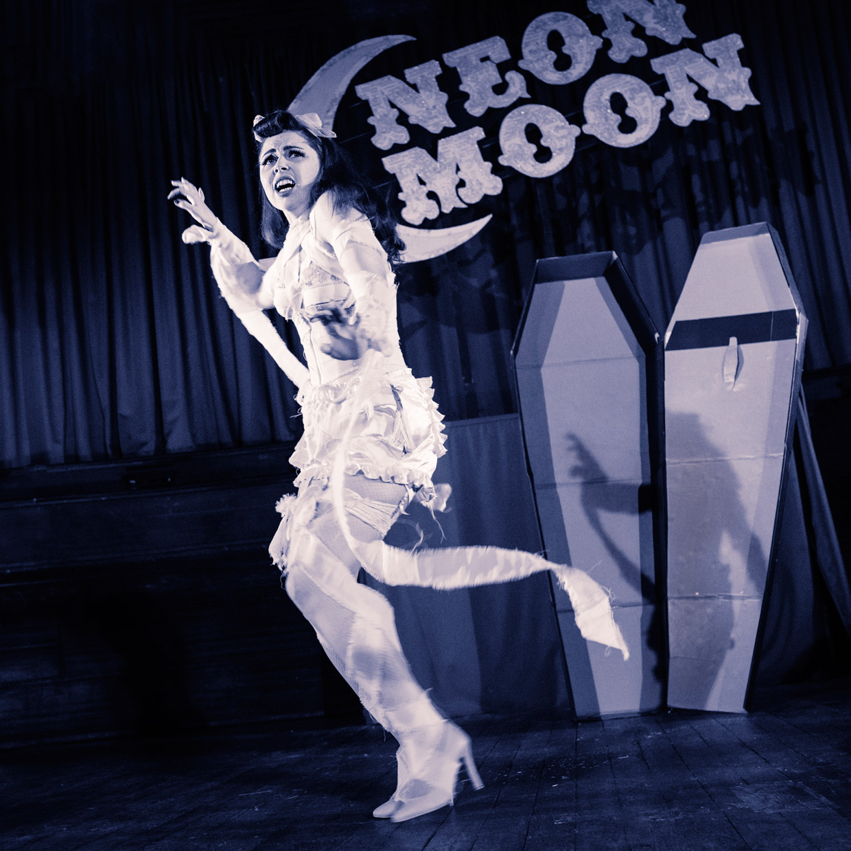 hjorthmedh-neon-moon-ball-mummy